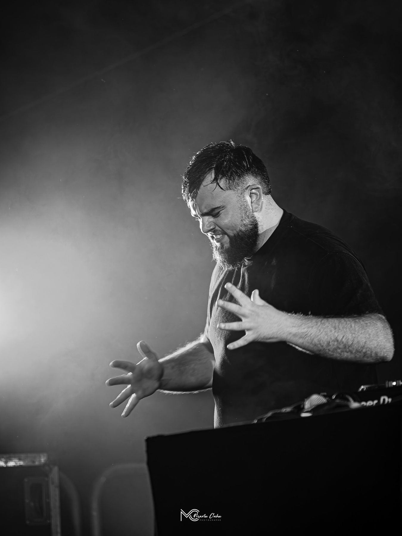 Onaël aux platines, en noir et blanc