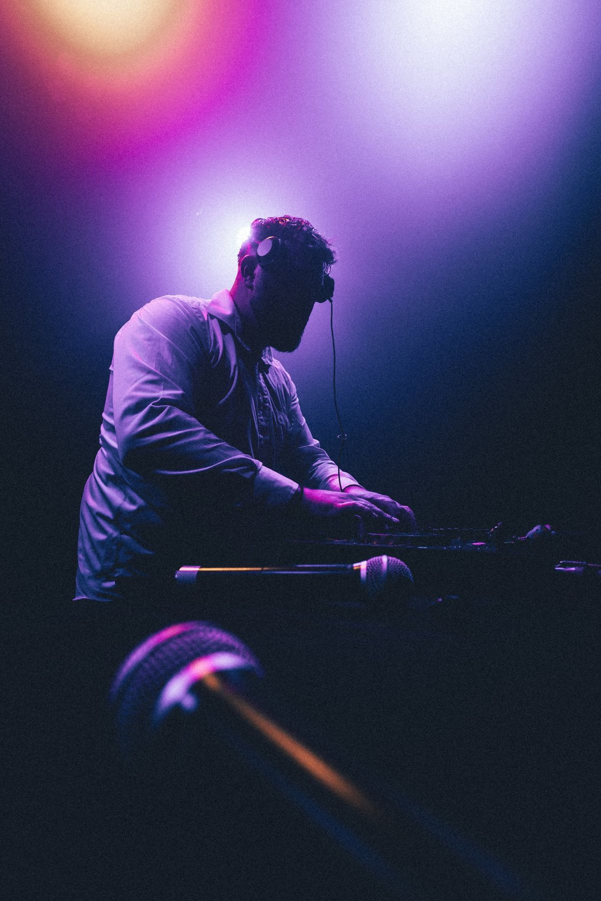 Onaël en contre-jour violet, casque sur les oreilles